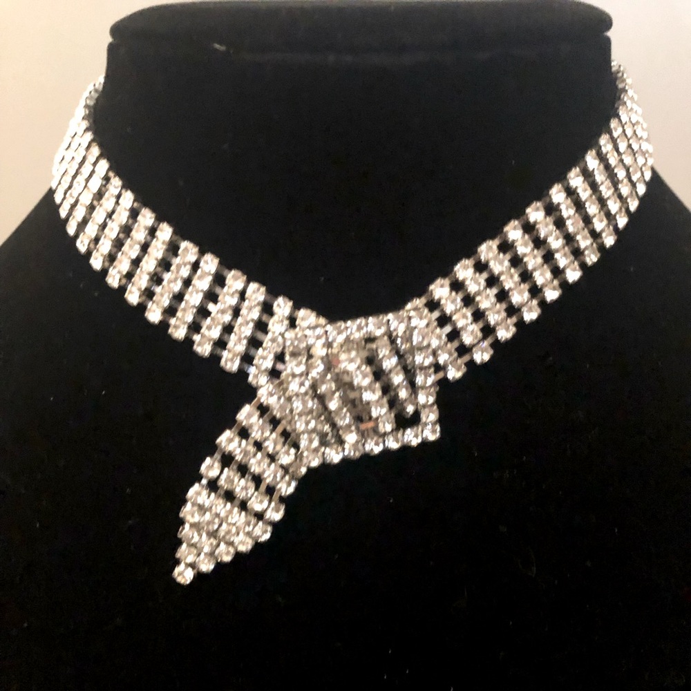 Crystal choker buckle necklace